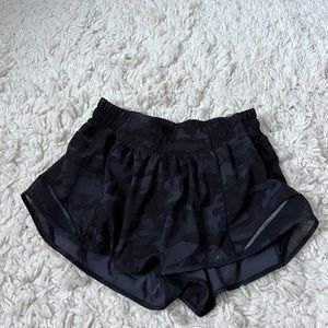 lululemon hotty hot shorts 2.5